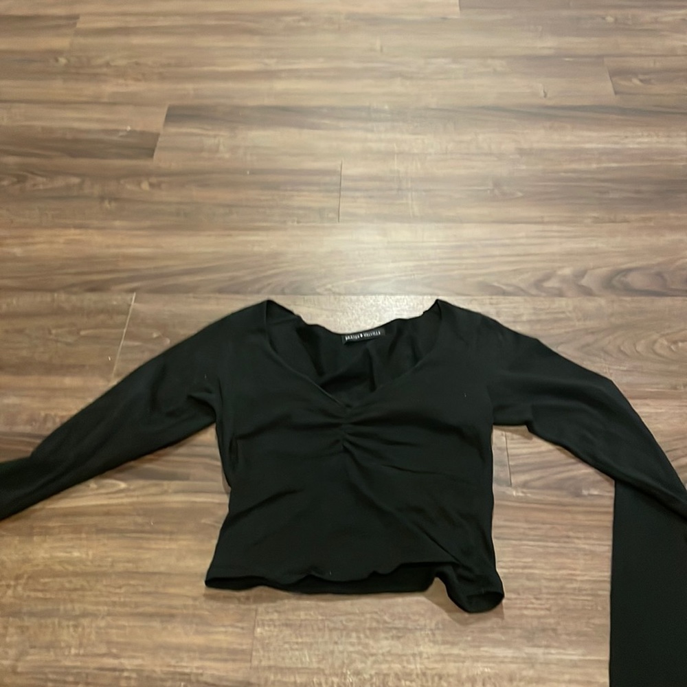 Black long sleeve crop top.
